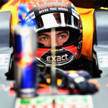 Max Verstappen in raceauto met helm op | De VO Gids 2026