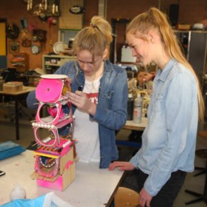 2 meisjes bouwen iets op een cultuurprofielschool | De VO Gids 2026