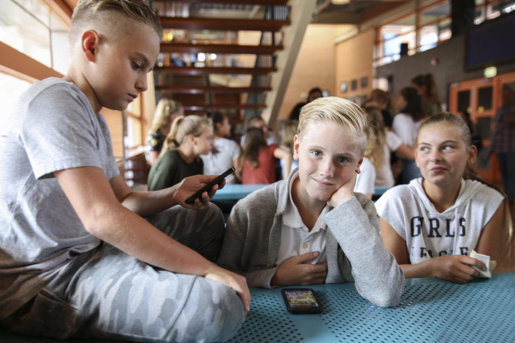 Leewrlingen in schoolgebouw onder trap | De VO Gids 2026