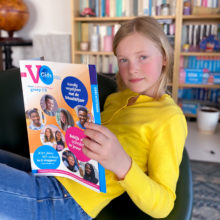 Julia met VO Gids in haar handen