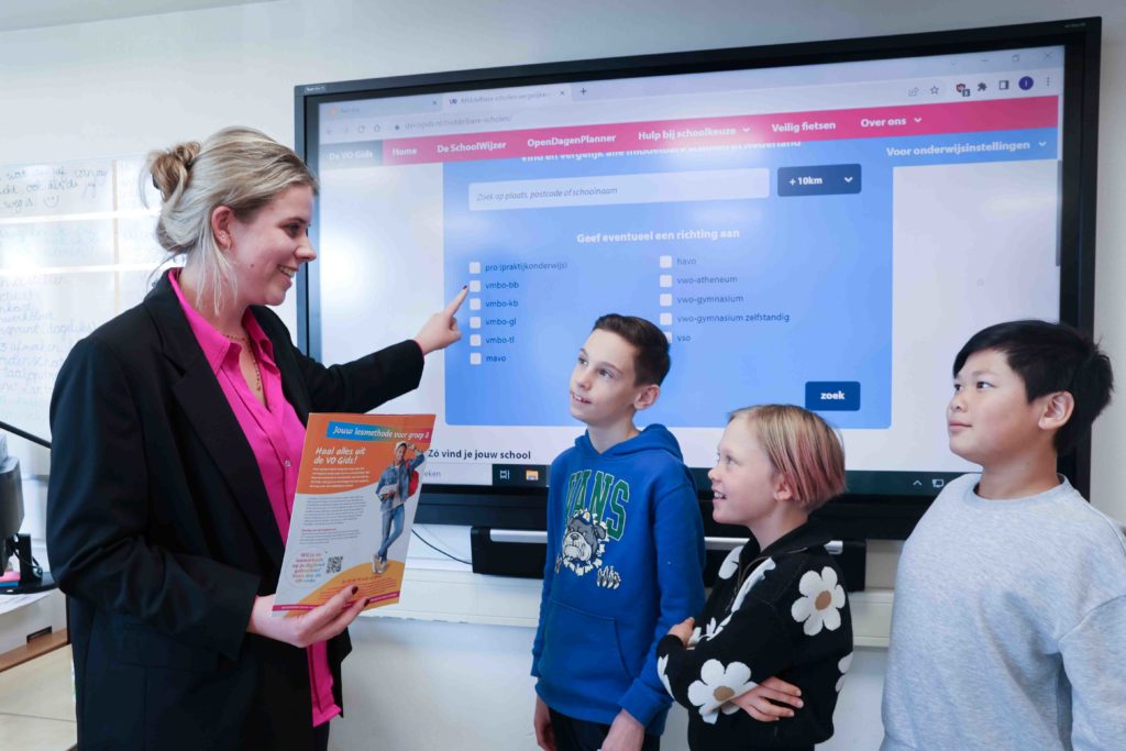 leerkracht in de klas met de lesmethode van de VO Gids