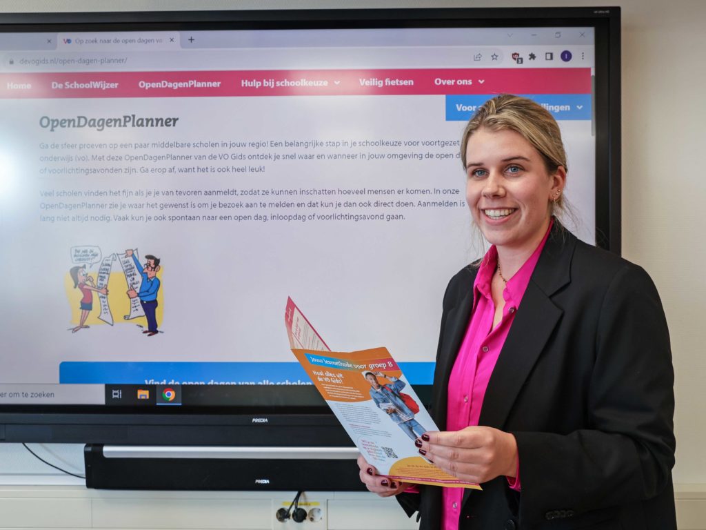 Leerkracht met de lesmethode van de VO Gids