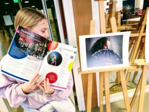 Lola Minkes met de VO Gids bij het Stadslyceum in Groningen