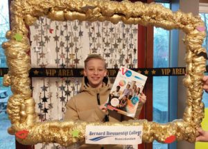 Noah Zwarthoed met de VO Gids bij het Bernard Nieuwentijt College te Monnickendam