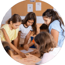 5 kinderen werken aan een schema op papier VO Gids 2026
