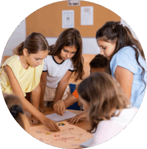 5 kinderen werken aan een schema op papier VO Gids 2026