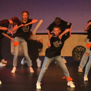 scholieren voeren moderne dans uit in spijkerbroek en t-shirt VO Gids 2026