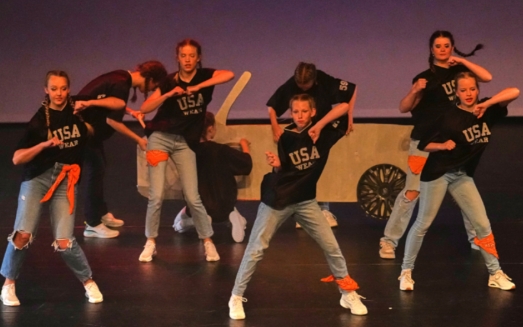 Extra aanbod: scholieren voeren moderne dans uit in spijkerbroek en t-shirt