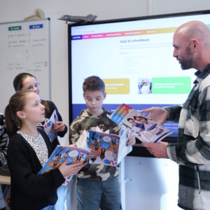 leraar legt aan 4 kinderen uit hoe de VO Gids 2026 werkt