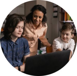 Lerares kijkt naar kinderen achter beeldscherm van laptop VO Gids 2026