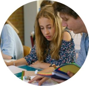 Leerling wordt geholpen door leraar VO Gids 2026