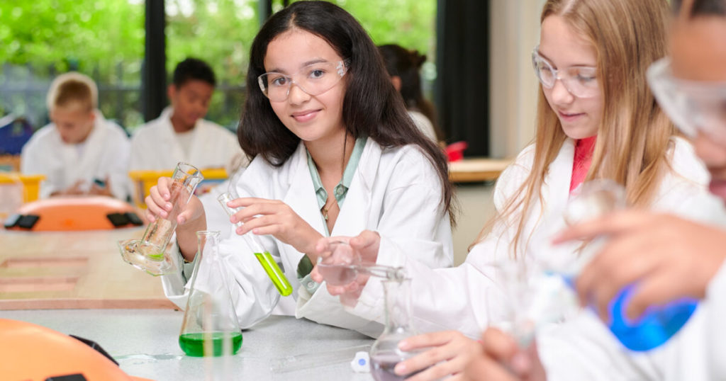 Extra aanbod: 2 meisjes werken in lab met reageerbuizen VO Gids 2026