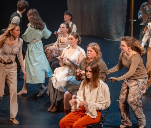 Extra aanbod: scholieren in gekostumeerd toneelstuk tijdens toneelles