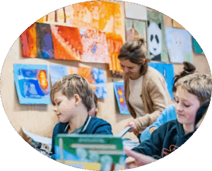 Leerlingen op vrijeschool Lek Linge met schilderwerk aan de muur VO Gids2026