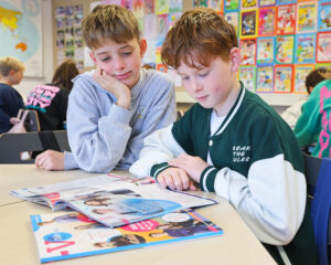 2 jongens kijken in 1 VO Gids 2026