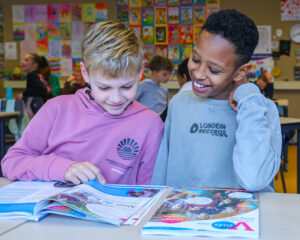 2 jongens hebben plezier bij kijken in VO Gids 2026