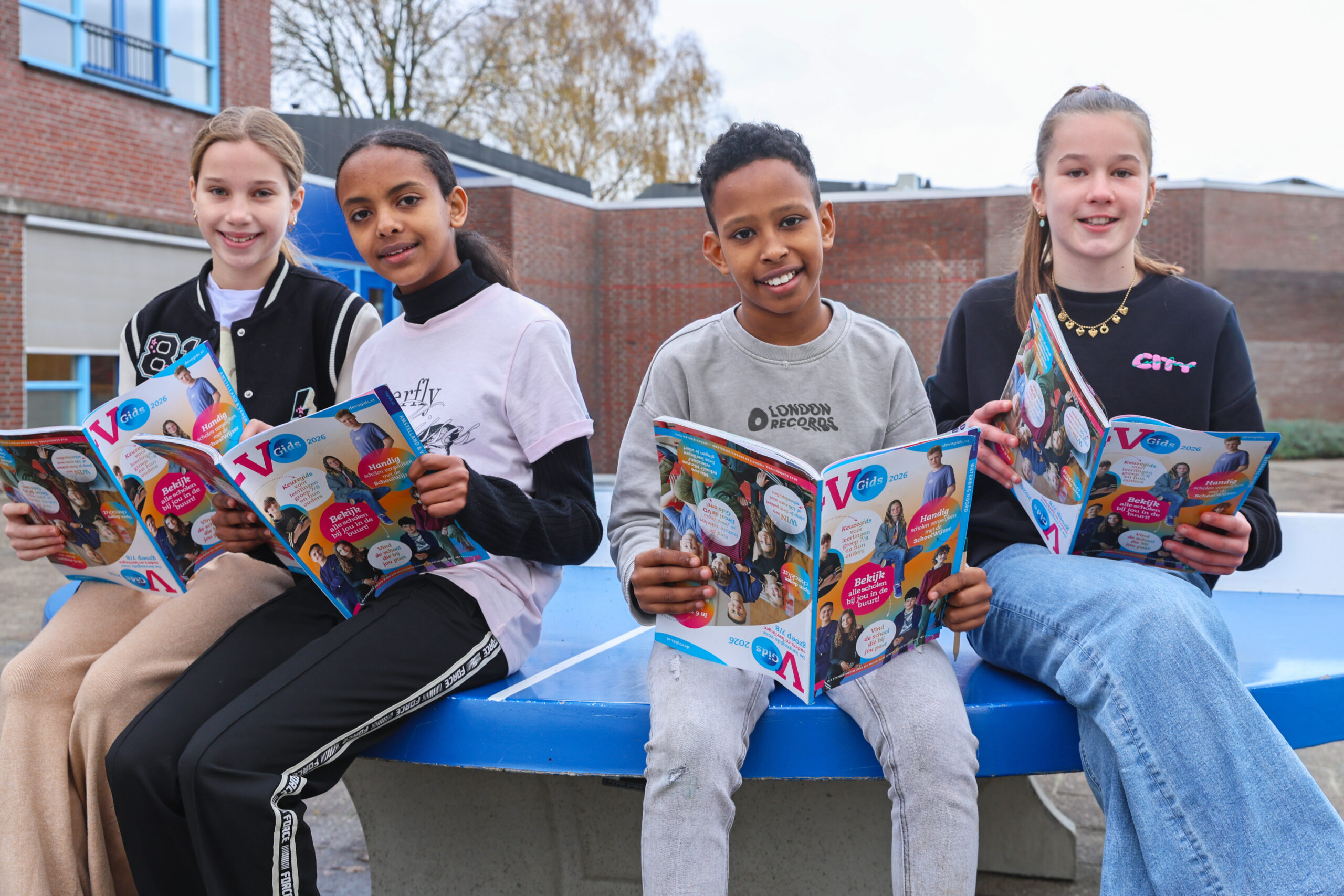 4 scholieren lezen buiten in de VO Gids 2026