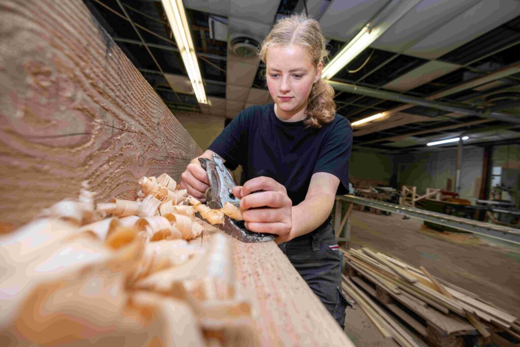 Meisje schaaft hout | De VO Gids 2026
