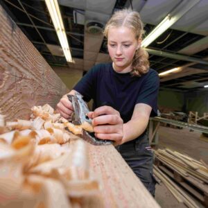Meisje schaaft hout | De VO Gids 2026
