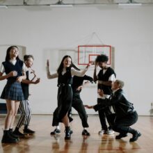 kinderen dansen in gymzaal