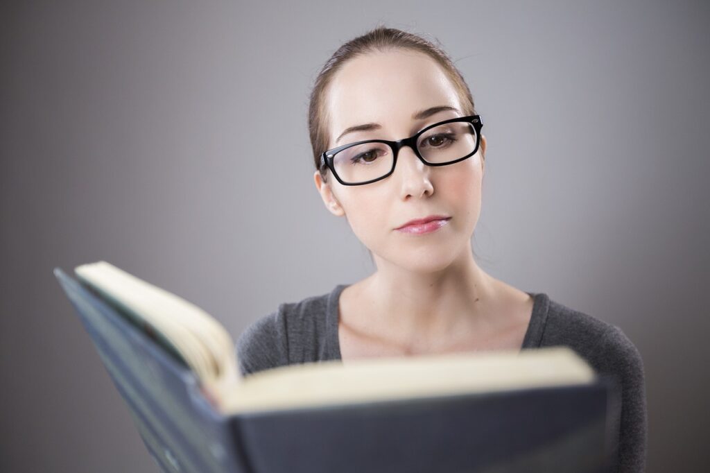 Meisje met bril leest boek | De VO Gids 2026