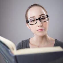 Meisje met bril leest boek | De VO Gids 2026