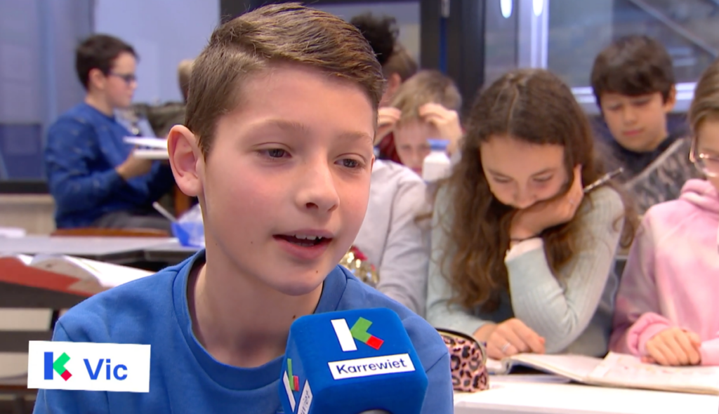 Filmpje met kinderen die proberen aandacht van ouders op mobieltje te krijgen | VO Gids 2026