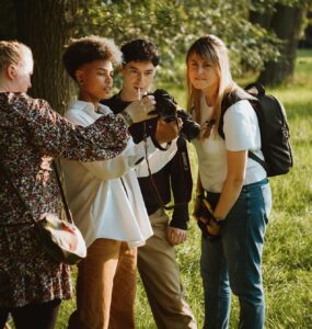 3 Kinderen en juf kijken naar foto buiten in het bos | De VO Gids 2026