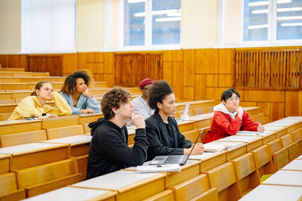 leerlingen zitten in collegezaal | De VO Gids 2026