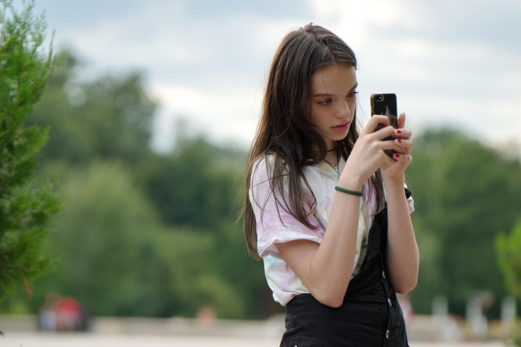 Kind kijkt geobsedeerd op mobieltje | VO Gis 2026