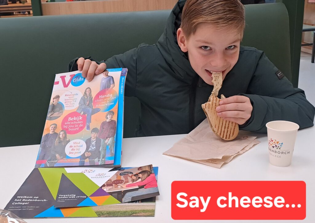 Bram Hoos says cheese op foto voor fotowedstrijd | De VO Gids 2026