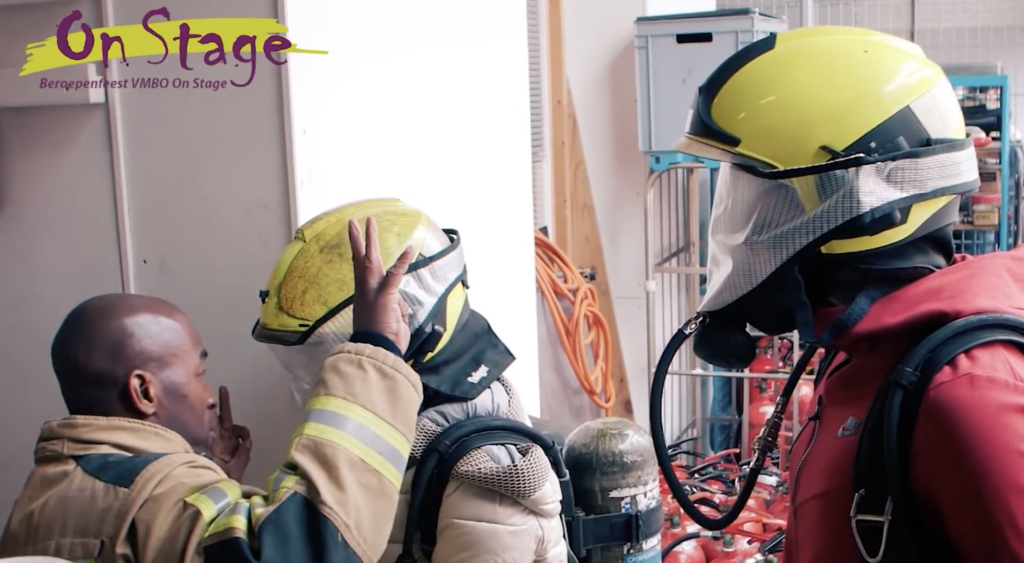 Brandweerman legt veiligheidsregels uit aan leerlingen | De VO Gids 2026