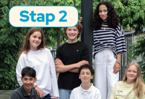 Stap 2-Groep kinderen kijkt in camera met op achtergrond bomen | De VO Gids 2027