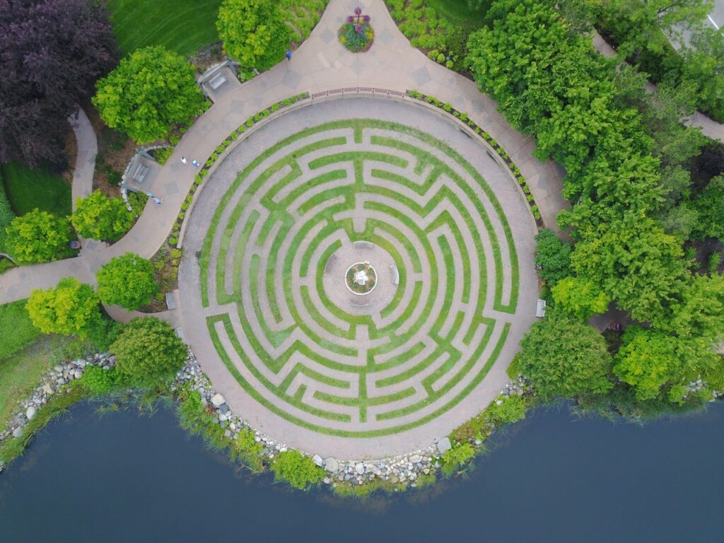 Groen labyrint in midden van een parkje | De VO Gids 2027