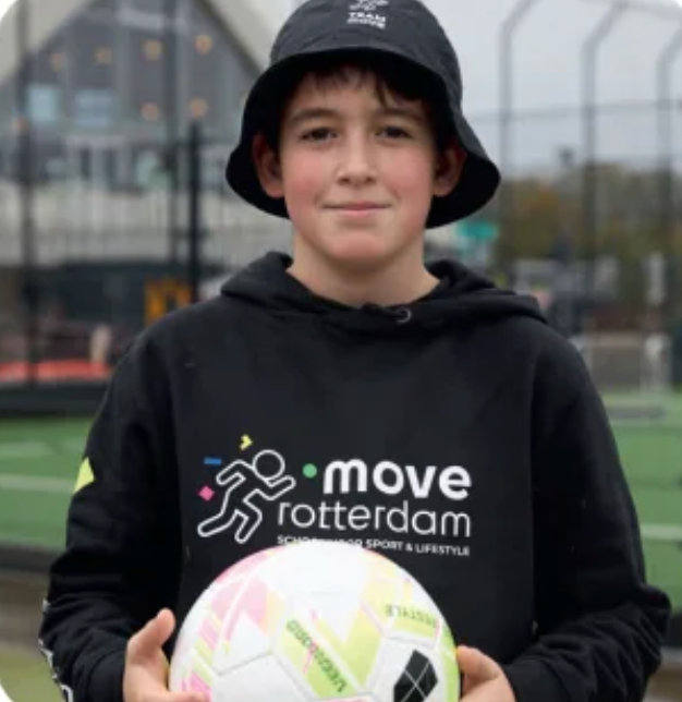 Gustavo staat met voetbal in handen en met petje op | De VO Gids 2027