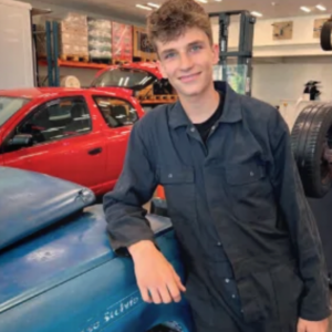 Luuk leunt op auto en kijkt lachend in camera | De VO Gids 2027