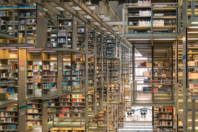 Verlichte verdiepingen in bibliotheek | De VO Gids 2027